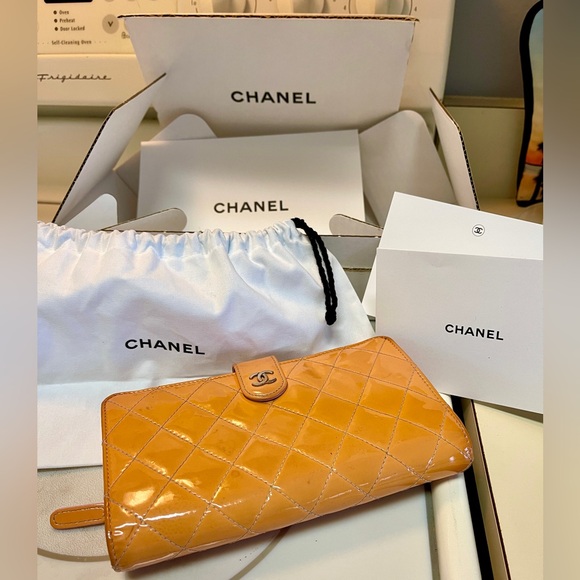 Chanel quilted Patent Leather Wallet & dust bag in Cream-cicle orange - Picture 3 of 16